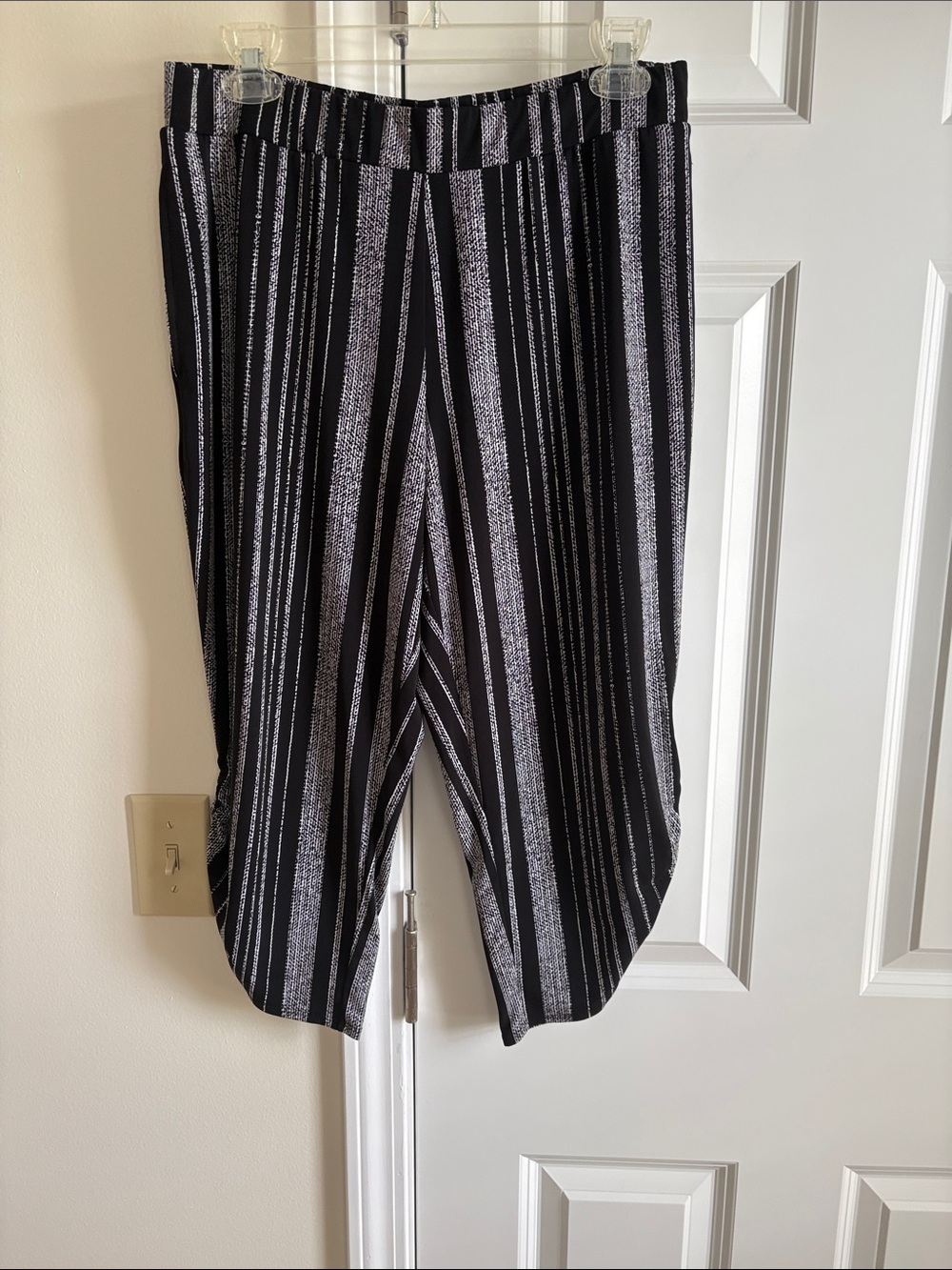 Susan Graver Black and White Striped Cropped Pants SP Knit Pull On Pockets